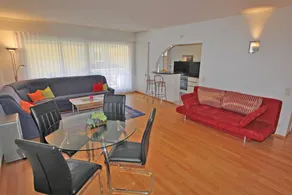 Renovierte Wohnung an Nebenstrasse mit Balkon und Hallenbad - Image 2