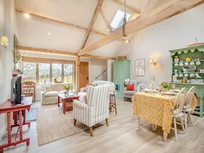 Family-oriented cottage with garden & barbeque - Image 4
