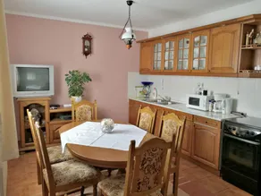 Holiday home with garden & barbeque - Image 4