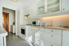 Apartment with garden - Image 3