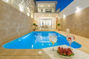 Villa with terrace, BBQ & private pool - Image 2