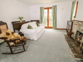 Cottage with garden - Image 3