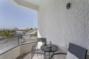 Appartement adapté aux familles avec jardin, piscine et terrasse | Vue plage | Plage à proximité | Idéal pour le télétravail - Image 3