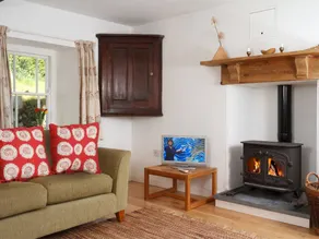 Cottage with garden, terrace & BBQ - Image 3