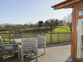 Cottage with terrace, garden & pool - Image 3