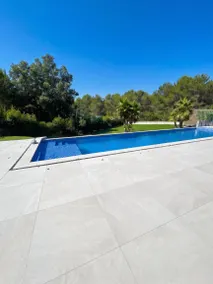 Spacious Villa with Private Pool in Nîmes - Image 2