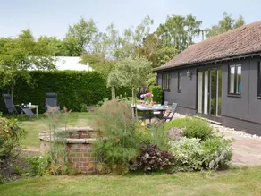 Children-friendly pleasant cottage with BBQ, private pool & garden - Image 3