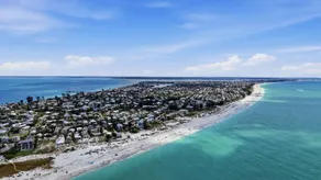 Your Pine Ave Getaway Walk to Beaches, Boutiques & Dining - Image 3