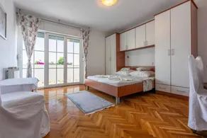 Holiday apartment with barbecue & garden | Garden view - Image 3