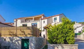 Villa with barbecue, pool & terrace - Image 2