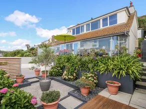 Cottage with terrace & garden - Image 2