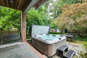 Hot Tub, Gym, Game Room! Luxe Estate in Longmeadow - Image 4