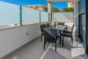 Charming holiday apartment with terrace - Image 2