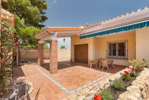 Gradevole villa accogliente e familiare con terrazza, piscina privata e griglia | Vista sulla montagna | Spiaggia nelle vicinanze | Ideale per il telelavoro | Accetta animali domestici - Image 4