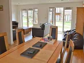 Family-friendly charming cottage with terrace & garden - Image 3