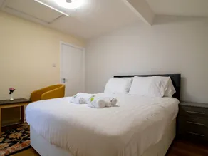 Spacious Well Equipped Flat - Pass the Keys - Image 3