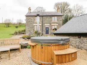 Cottage with jacuzzi, garden & barbeque - Image 2