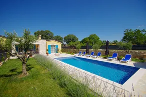 Children-friendly villa with pool & barbeque - Image 2