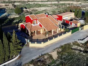 Kinderfreundliches Ferienhaus mit Grill, Terrasse und privatem Pool | Stadtblick | Haustierfreundlich - Image 2