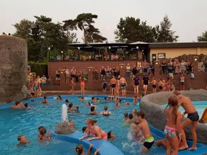 Lodge with garden, terrace & pool - Image 2