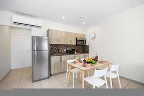 Apartment with garden - Image 3