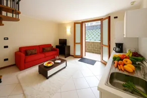 Agréable appartement de vacances convivial et familial avec terrasse et piscine | Vue sur l'eau - Image 4
