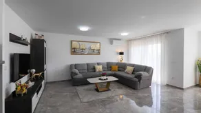Flat with terrace - Image 2