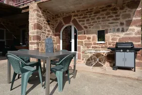 Cottage with terrace & pool - Image 5