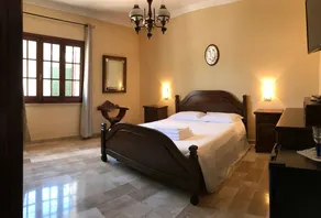 Private room with pool & garden - Image 3