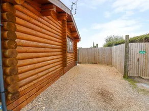 Cottage with pool, hot tub & garden - Image 2