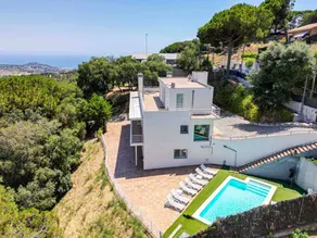 Grande villa entièrement équipée avec piscine privée, jardin et barbecue - Image 2