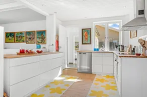 Holiday home with terrace & garden - Image 4