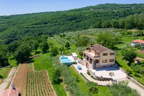 Family-friendly villa with BBQ, garden & private pool - Image 3