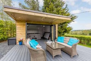 Cottage with garden, barbeque & hot tub - Image 3