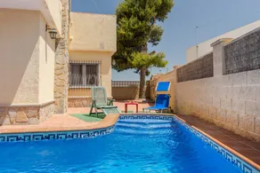 Gradevole villa accogliente e familiare con terrazza, piscina privata e griglia | Vista sulla montagna | Spiaggia nelle vicinanze | Ideale per il telelavoro | Accetta animali domestici - Image 2