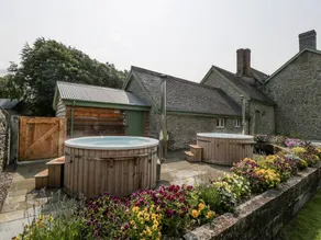 Family-friendly cottage with barbecue, garden & jacuzzi | Pets allowed - Image 2