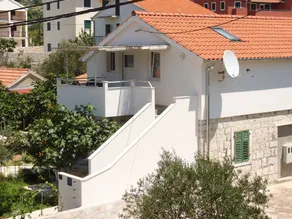 Apartment with garden & terrace - Image 2
