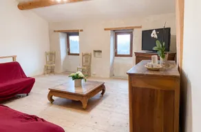 Holiday home with barbecue, garden & terrace | Mountain view - Image 2