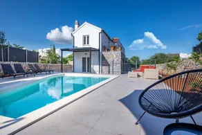 Villa with pool - Image 4