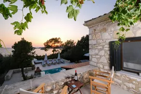 Villa avec piscine privée et jardin | Vue mer - Image 4