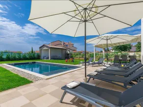 Casa vacacional con jardín, barbacoa y piscina privada - Image 2