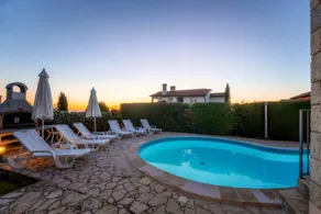 Voll ausgestattete gemütliche Villa mit Terrasse, Grill und beheiztem Pool - Image 3