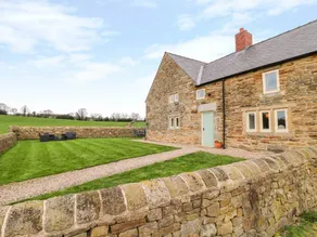 Child-friendly lovely cottage with hot tub & garden - Image 2