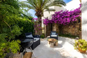 Holiday home with terrace, BBQ & garden - Image 2
