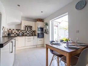 Holiday home with garden & fast internet - Image 4