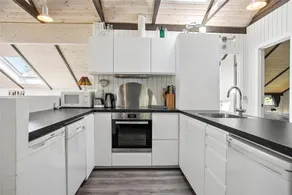Fully equipped beautiful holiday home with terrace, sauna & jacuzzi - Image 4