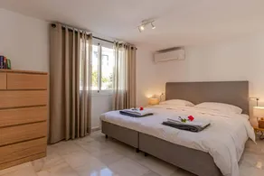 Fully equipped holiday home with garden & terrace - Image 5
