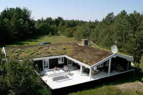 Holiday home with sauna, garden & terrace - Image 2