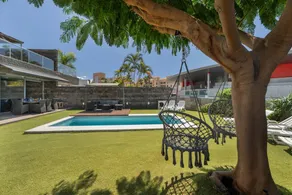 Villa avec terrasse, internet haut débit et piscine chauffée | Vue jardin - Image 2
