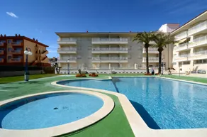 Fully equipped charming apartment with terrace, garden & pool | Close to the beach | Pets allowed - Image 2